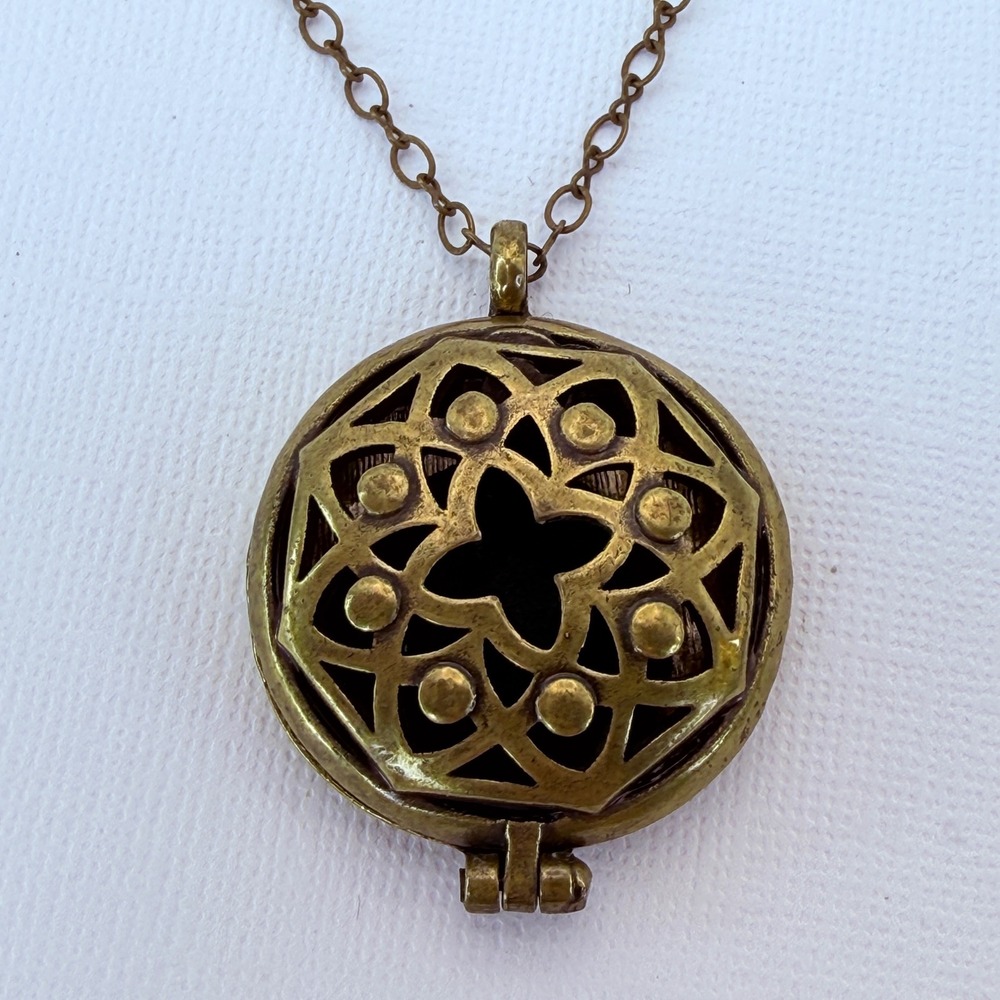Filigree Aromatherapy Diffuser Locket Necklace Magnetic Mandala